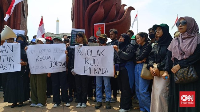 Berbagai komponen masyarakat menggelar tindakan di depan Tugu Pahlawan, Surabaya, menuntut pembatalan Revisi UU Pilkada.