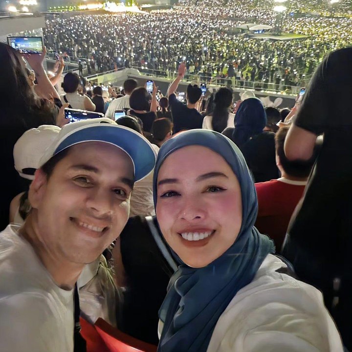 <p>Rio Stokhorst dan sang istri juga sempat menonton konser Coldplay di Jakarta lho. Pasangan ini tampaknya sudah merencanakan nonton konser ini bersama. (Foto: Instagram @rio.stokhorst)</p>