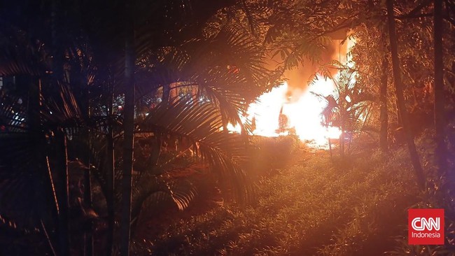 Sebuah mobil sedan milik polisi di Pejompongan, Jakarta Pusat, dibakar oleh orang tidak dikenal, pada Kamis (22/8) malam.