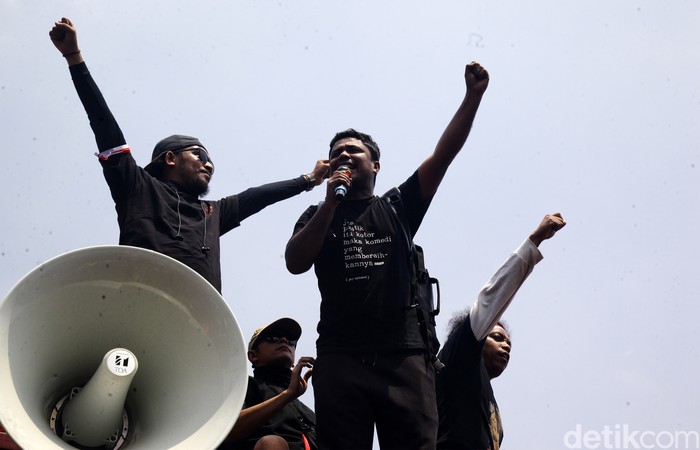 Sejumlah selebriti hingga komika ikut dalam aksi menolak Revisi UU Pilkada di gedung DPR, Jakarta, Kamis (22/8/2024). Mereka adalah Adjis Doaibu, Cing Abdel, Bintang Emon, Arie Kriting, Abdur, dan juga Ebel Cobra.