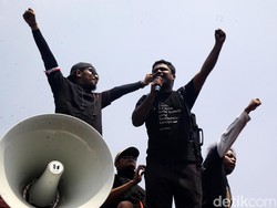 Komika Nyanyi Bareng di Depan Gedung DPR: Agak Laen Kau Sekeluarga!