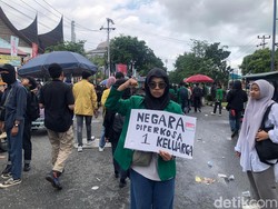 Demo Kawal Putusan MK di DPRD Sumbar, Tulisan Poster Ini Jadi Sorotan