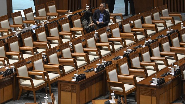 DPR Gelar Paripurna Penutupan Masa Sidang, 117 Anggota Absen DPR menggelar rapat paripurna ke-19 penutupan masa sidang III 2024-2025, Selasa (27/5). Rapat paripurna tersebut untuk mengawali masa reses sebulan ke depan.