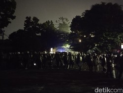 Ricuh Demo Tolak Revisi UU Pilkada di Bandung, Polisi Semprot Water Cannon