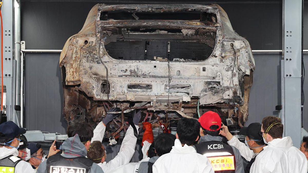 Padamkan Mobil Listrik Terbakar Tak Ampuh Pakai Air, Butuh APAR Khusus