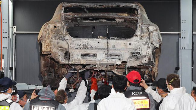 Warga Korsel Tuntut Mercedes-Benz Ganti Rugi Kebakaran Mobil Listrik