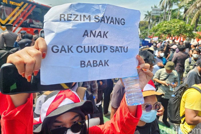 Sejumlah massa menunjukkan poster berisi tulisan-tulisan mengkritik pemerintah saat aksi di depan Gedung DPR, Jakarta, Kamis (22/8/2024).