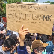 Update #KawalPutusanMK: Pengesahan RUU Pilkada Ditunda-Orasi Reza Rahadian Sebut Negara Bukan Milik Keluarga Tertentu