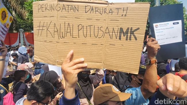 Update #KawalPutusanMK: Pengesahan RUU Pilkada Ditunda-Orasi Reza Rahadian Sebut Negara Bukan Milik Keluarga Tertentu