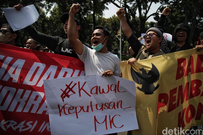Sejumlah pengunjuk rasa melakukan aksi di gedung Mahkamah Konstitusi (MK), Jakarta, Kamis (22/8/2024).