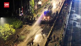 VIDEO: Gambar Udara Polisi Pukul Mundur Demonstran di Depan DPR