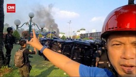 VIDEO: Aksi Unjuk Rasa Darurat Indonesia di DPR Kembali Memanas