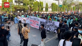 VIDEO: Demo Mahasiswa di Solo Minta Pulangkan Paksa Jokowi