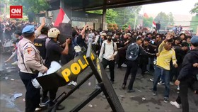 VIDEO: Demo Memanas, Pagar Belakang Gedung DPR Jebol