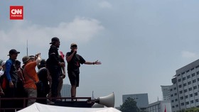 VIDEO: Pedemo Nyanyi Agak Laen di Depan Gedung DPR