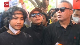VIDEO: Komedian dan Pekerja Film Datangi DPR Tolak Revisi RUU Pilkada