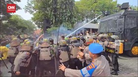 VIDEO: Momen Polisi Tembakan Gas Air Mata Bubarkan Mahasiswa Semarang