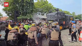 VIDEO: Demo Tolak RUU Pilkada di Semarang Rusuh, Polisi Bubarkan Massa
