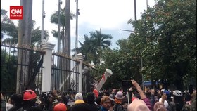 VIDEO: Detik-detik Massa Preteli Jeruji dan Jebol Pagar DPR