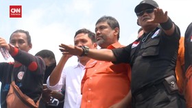 VIDEO: Momen Anggota DPR Dilempari Batu Saat Temui Massa Aksi