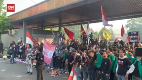 VIDEO: Massa Demo Nyanyikan Indonesia Pusaka di Gerbang Pancasila DPR