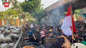 VIDEO: Massa Aksi Saling Dorong dengan Aparat di Gerbang Pancasila