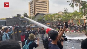 VIDEO: Aparat Terjunkan Water Cannon untuk Bubarkan Massa Aksi di DPR