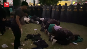 VIDEO: Momen Pedemo Gelar Salat Berjamaah di Gedung DPR