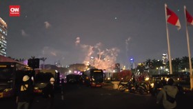 VIDEO: Polisi Kerahkan Kendaraan Taktis Pukul Mundur Massa Aksi