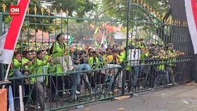 VIDEO: Demo Mahasiswa di DPRD Jateng Ricuh, Massa Rusak Pintu Gerbang