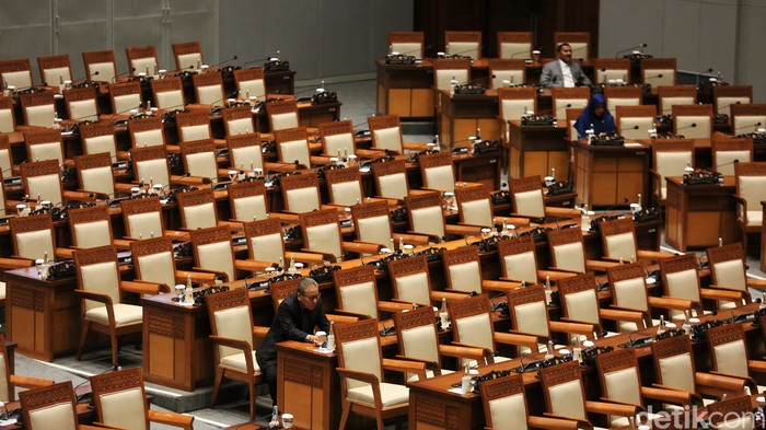 DPR RI menunda rapat paripurna pengesahan Rancangan Undang-Undang tentang Perubahan Keempat atas Undang-Undang Nomor 1 Tahun 2015 tentang Penetapan Peraturan Pemerintah Pengganti Undang-Undang Nomor 1 Tahun 2014 tentang Pemilihan Gubernur, Bupati, dan Walikota atau revisi UU Pilkada menjadi Undang-Undang hari ini. Penundaan dilakukan karena kuota forum tak kunjung tercapai, Kamis (22/8/2024).