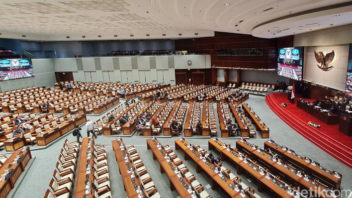 DPR RI menunda rapat paripurna pengesahan Rancangan Undang-Undang tentang Perubahan Keempat atas Undang-Undang Nomor 1 Tahun 2015 tentang Penetapan Peraturan Pemerintah Pengganti Undang-Undang Nomor 1 Tahun 2014 tentang Pemilihan Gubernur, Bupati, dan Walikota atau revisi UU Pilkada menjadi Undang-Undang hari ini. Penundaan dilakukan karena kuota forum tak kunjung tercapai, Kamis (22/8/2024).