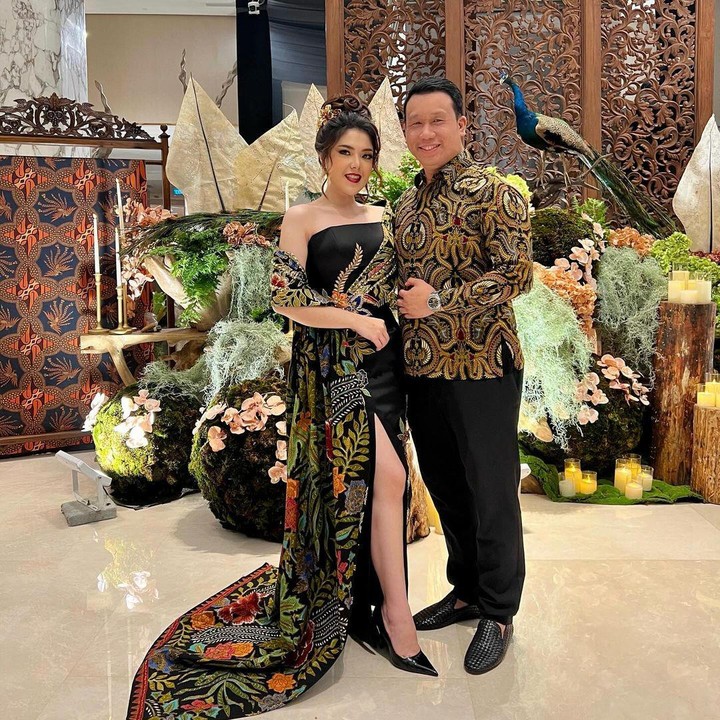 <p>"<em>Happy anniversary T</em>ina. Langgeng selamanya, <em>god bless you</em>," ungkap seorang netizen. "Bahagia selalu ya sayangku. Sehat, bayak rezeki, dan selalu jadi Tina yang baik hati, enggak sombong, dan siap melayani rakyat, Amin," ujar netizen lainnya. (Foto: Instagram: @tinatoon101)</p>