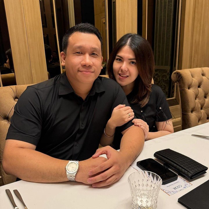 <p>Beberapa waktu lalu, Tina juga membagikan potretnya kala merayakan ulang tahun pernikahan, lho. "<em>Happy anniversary</em>. Tapi #<em>latepost</em>. Baru sempat ngedit (kan pipi terutama harus di <em>Youcanmakaeup</em> <em>donk</em>)," ungkap perempuan yang kini menjadi anggota DPRD DKI Jakarta itu. (Foto: Instagram: @tinatoon101)</p>