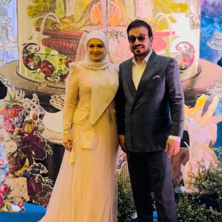 <p>Dalam rangka <em>anniversary</em> pernikahannya, Siti membagikan beberapa momen kebersamaan dengan sang suami. "Alhamdulillah. 21 Agustus 2006 21 Agustus 2024. Ikrar cinta kami," tulis Siti, dikutip dari laman <em>Instagram@ctdk.</em> (Foto: Instagram@ctdk)</p>