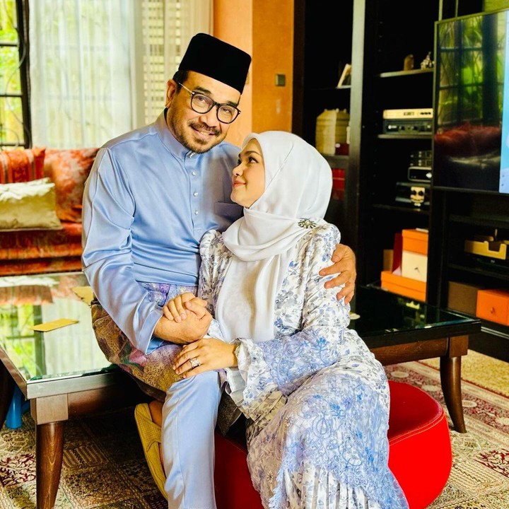 <p>Siti dan sang suami diketahui memiliki rentang usia 20 tahun. Meski hal itu sempat mendatangkan kritik dari netizen, kini keduanya semakin tampil romantis. (Foto: Instagram@ctdk)</p>