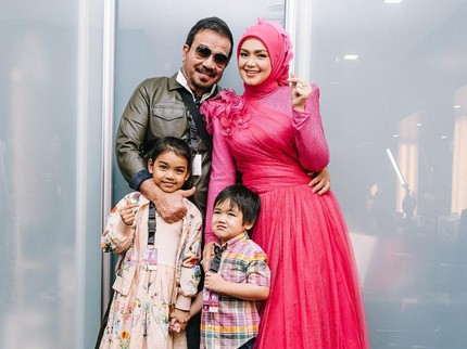 Terpopuler: Siti Nurhaliza Rayakan Ulang Tahun Pernikahan Ke-18