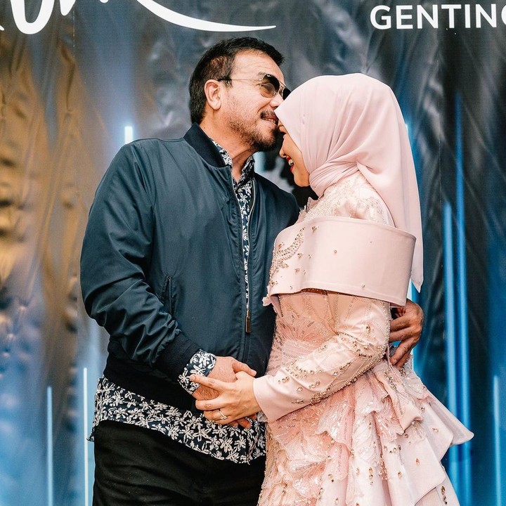 <p>Unggahan itu pun langsung mendapatkan ucapan selamat dan doa dari netizen yang mengharapkan pernikahan mereka langgeng. "MasyaAllah tabarakallah. Selamat, semoga terus kekal bahagia hingga ke Jannah, insyaAllah," ungkap seorang netizen. "<em>Happy anniversary</em>. MasyaAllah. Alhamdulillah sempurna dengan kehadiran Aafiyyah dan Afwa," papar netizen lainnya.  (Foto: Instagram@ctdk)</p>