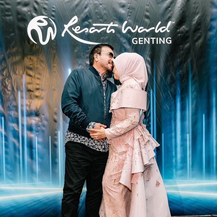 <p>Melalui unggahan tersebut, Siti dan suami yang telah menikah selama belasan tahun ternyata masih terlihat mesra bak pasangan baru. (Foto: Instagram@ctdk)</p>