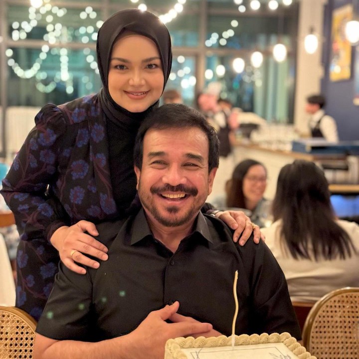 <p>Siti Nurhaliza dan sang suami, Khalid Muhammad Jiwa, baru saja merayakan ulang tahun pernikahan yang ke-18. Momen itu dibagikan langsung oleh sang diva asal Malaysia melalui beberapa potret yang diunggah di akun Instagram pribadinya. (Foto: Instagram@ctdk)</p>