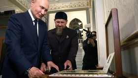 Viral Video Putin Cium Al Quran Berlapis Emas di Masjid Chechen