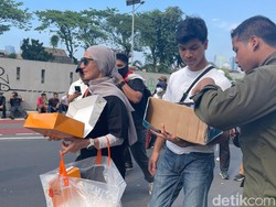 Wanda Hamindah Bagikan Roti dan Minum ke Massa Demo Revisi UU Pilkada
