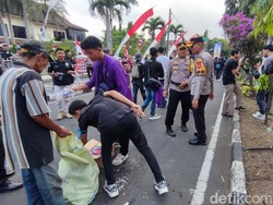 Aksi Demo Mahasiswa di Ciamis: Bakar Ban hingga Bersih-bersih Jalan