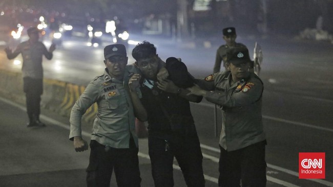 Polda Metro membenarkan Direktur Lokataru, Del Pedro Marhaen dan personil LBH Jakarta sekaligus anak Machica Mochtar, Iqbal Ramadhan turut ditangkap kemarin.