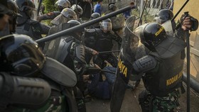 FOTO: Aksi Brutal Aparat Bubarkan Demo Peringatan Darurat Indonesia