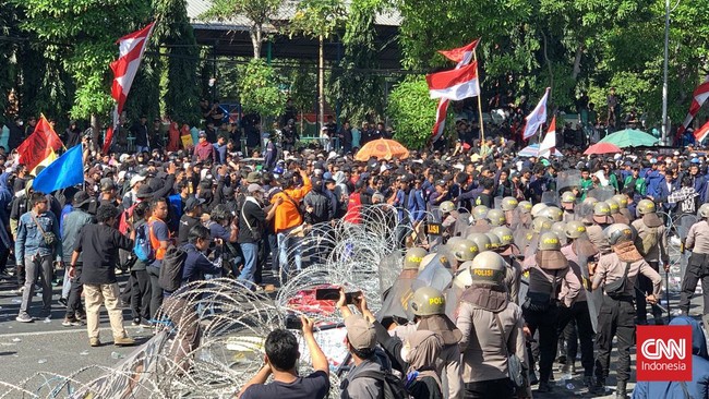 Tindakan Polisi Dikecam: 2 Demonstran RUU Pilkada Ditangkap di Gedung DPRD Jatim