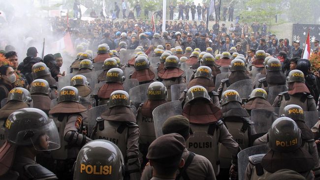 Ratusan Aparat Dikerahkan Kawal Demo BEM SI Jelang Lengser Jokowi