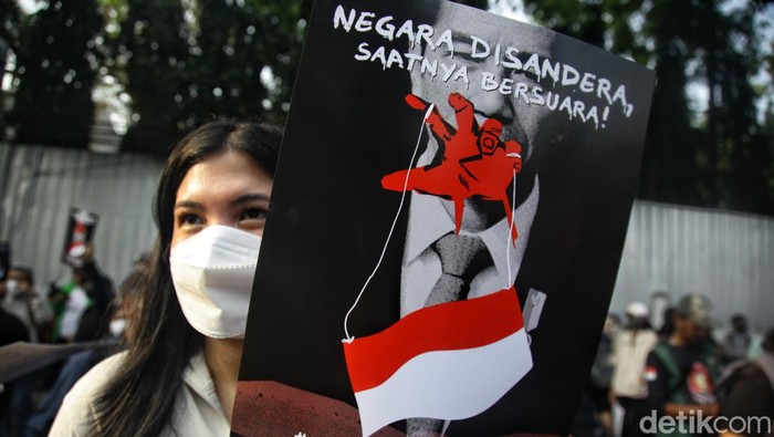 Massa aksi Kawal Putusan Mahkamah Konstitusi (MK) memadati jalan depan kantor KPU RI, Jumat (23//2024. Mereka akan mengawal hingga Peraturan KPU (PKPU) mengenai Pilkada terbit.