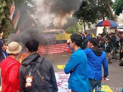 Demo Revisi UU Pilkada, Mahasiswa Cimahi-Majalengka Bakar Ban