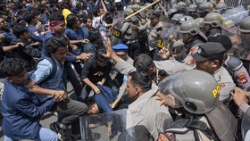 FOTO: Usai di Jakarta, Demo RUU Pilkada Pecah di Berbagai Daerah